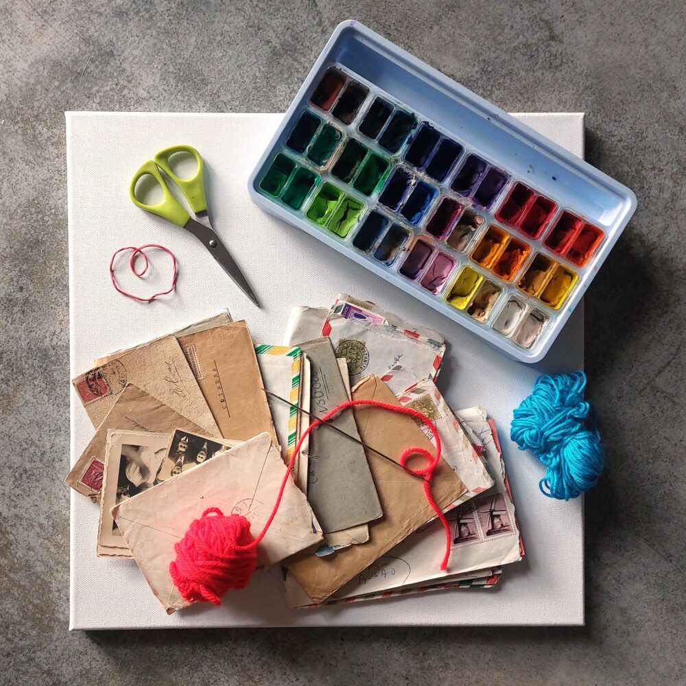 Materiali artistici, carte, fili ed elementi vari per un laboratorio creativo esperienziale